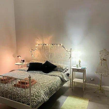 Apartment 15 Street Studio